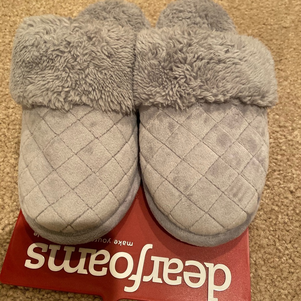 NWT DEARFOAM SLIPPERS